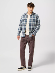 MĘSKIE SPODNIE JEANSOWE WRANGLER FRONTIER BURGUNDY BLUSH 112356825
