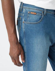 MĘSKIE SPODNIE JEANSOWE WRANGLER TEXAS TAPER IN CLOVER W12TX5365 112141169