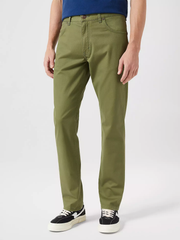MĘSKIE SPODNIE MATERIAŁOWE WRANGLER GREENSBORO OLIVE 112350800