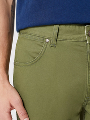 MĘSKIE SPODNIE MATERIAŁOWE WRANGLER GREENSBORO OLIVE 112350800