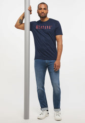 Męski T-Shirt Koszulka Nadruk Mustang Style Alex C Logo Tee Blue Nights 1013221 4085