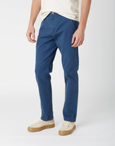 WRANGLER CASEY CHINO MĘSKIE SPODNIE MATERIAŁOWE DARK DENIM W1C050XTG 112141230