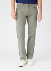 WRANGLER GREENSBORO MĘSKIE SPODNIE MATERIAŁOWE DUSTY OLIVE W15QY665M 112145836