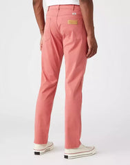 WRANGLER GREENSBORO MĘSKIE SPODNIE MATERIAŁOWE FADED ROSE W15QY6XAP 112145839