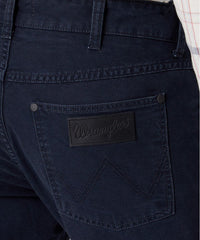 Męskie Spodnie Materiałowe Jeansy Wrangler Greensboro Dark Navy W15QDRXAE 112334235