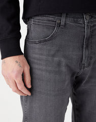 WRANGLER MĘSKIE SPODNIE JEANSOWE FRONTIER BLACKOUT 112341470 W16V018512