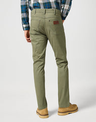 WRANGLER MĘSKIE SPODNIE MATERIAŁOWE LARSTON DUSTY OLIVE 112356816 W18S014024