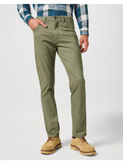 WRANGLER MĘSKIE SPODNIE MATERIAŁOWE LARSTON DUSTY OLIVE 112356816 W18S014024