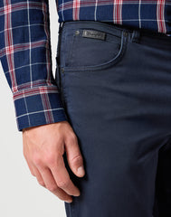 WRANGLER MĘSKIE SPODNIE MATERIAŁOWE TEXAS DARK NAVY 112356791 W121012239