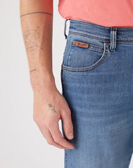 WRANGLER TEXAS MĘSKIE SPODNIE JEANSOWE DUSKY CLOUD W121YJ38R 112145780