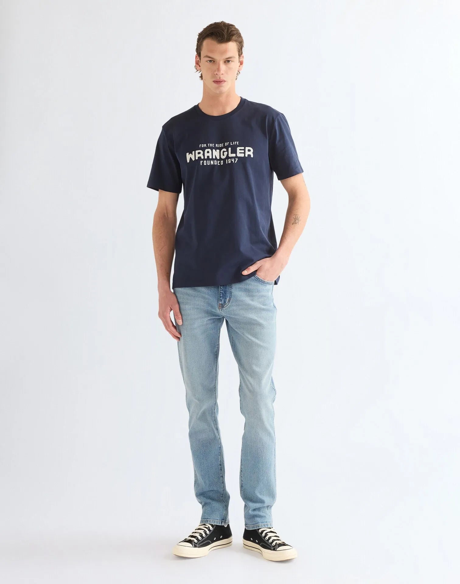 BLUZKI MĘSKIE WRANGLER GRAPHIC TEE BLACK IRIS 112387011