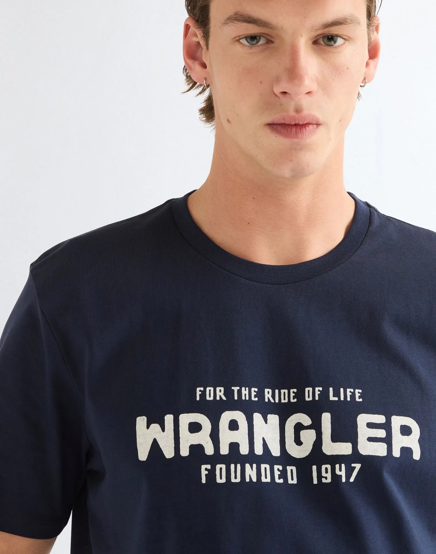 BLUZKI MĘSKIE WRANGLER GRAPHIC TEE BLACK IRIS 112387011