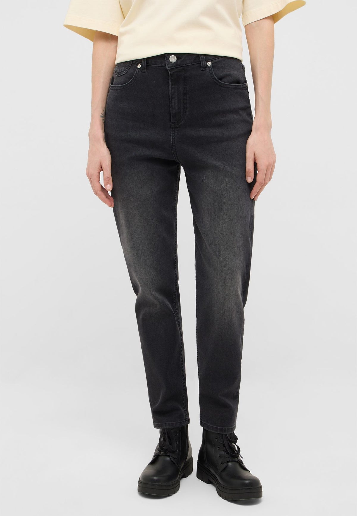 Damskie Spodnie jeansowe Mustang Style Charlotte Tapered Denim Black 1018200 4000 801