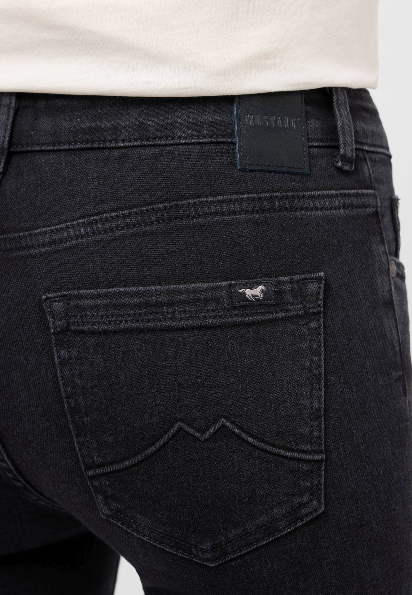 Damskie Spodnie jeansowe Mustang Style Shelby Slim Denim Black 1015564 4000 802