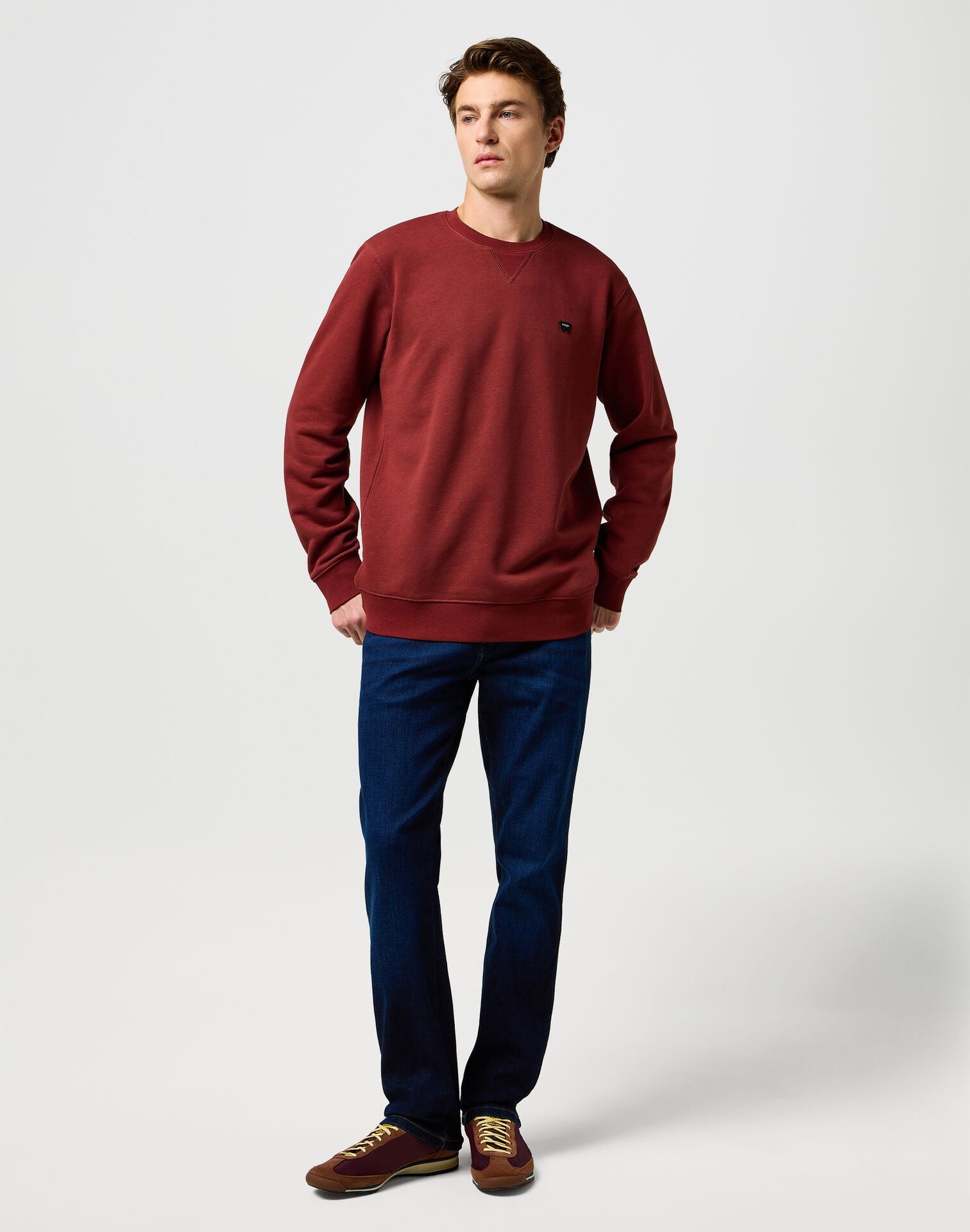 MESKA BLUZA WRANGLER SIGN OFF CREW FIRED BRICK 112371464