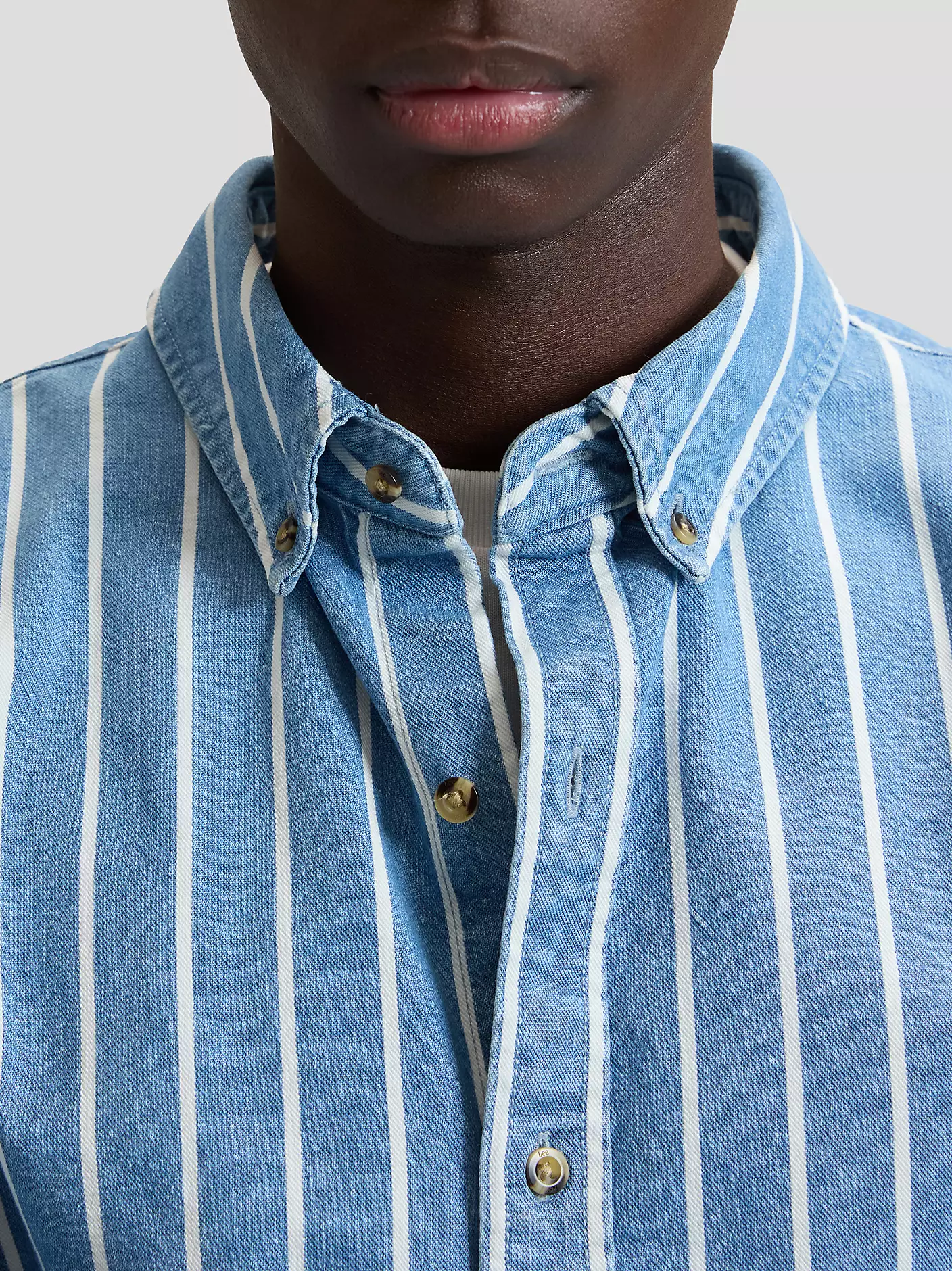 MĘSKA KOSZULA JEANSOWA LEE WORKWEAR BUTTON DOWN DENIM STRIPE 112376596