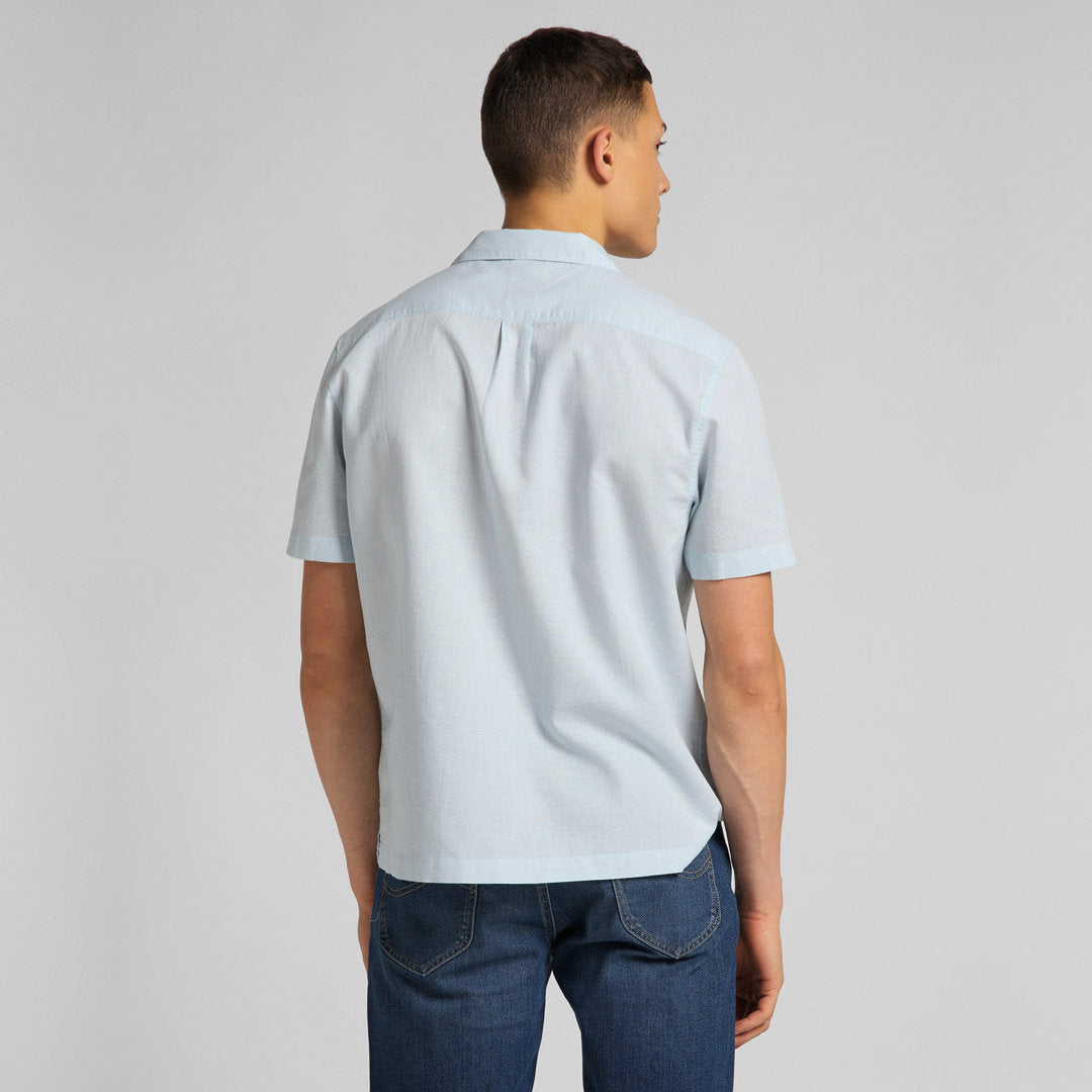 MĘSKA KOSZULA MATERIAŁOWA LEE SS RESORT SHIRT SKYWAY BLUE L67PKWQL 112116913