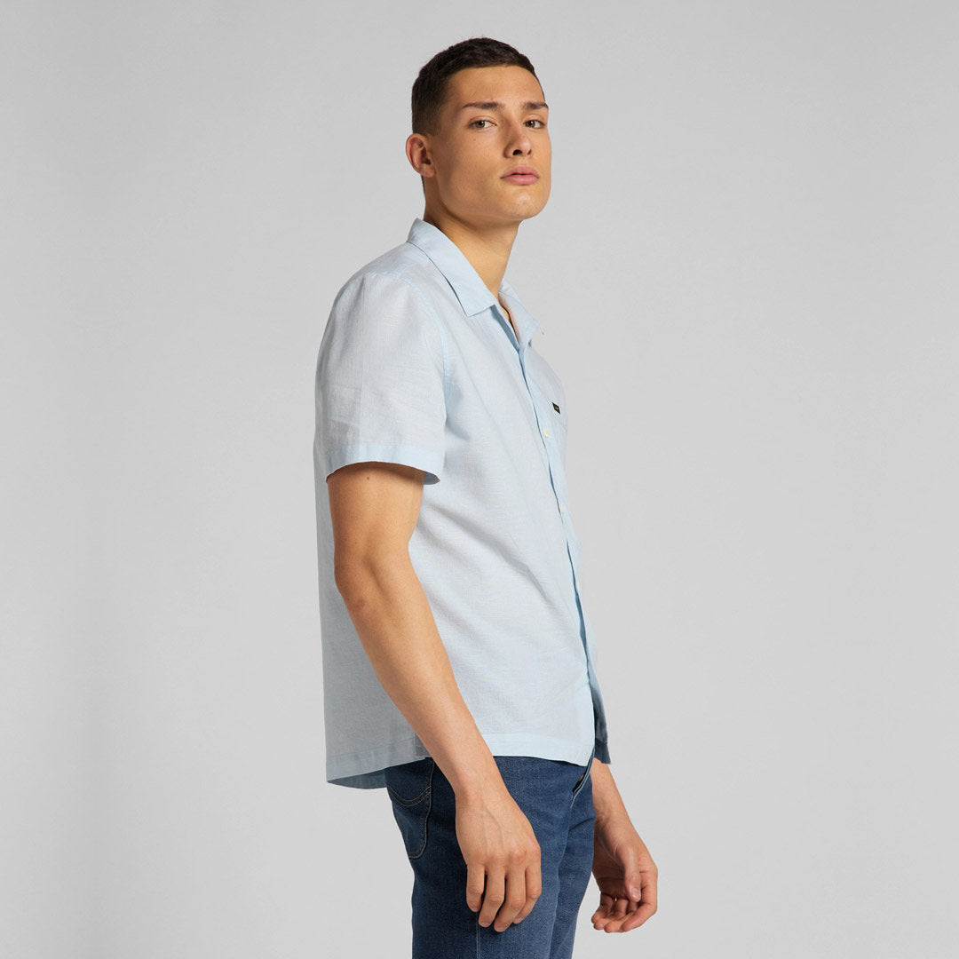 MĘSKA KOSZULA MATERIAŁOWA LEE SS RESORT SHIRT SKYWAY BLUE L67PKWQL 112116913