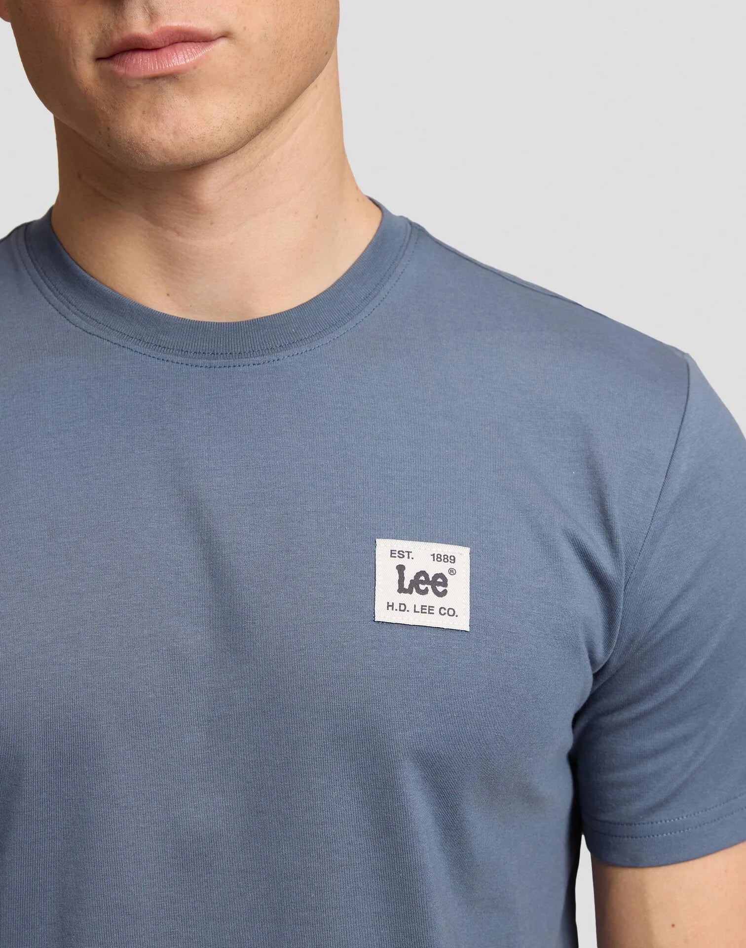 MĘSKA KOSZULKA LEE WOVEN LABEL TEE VINTAGE BLUE 112387314