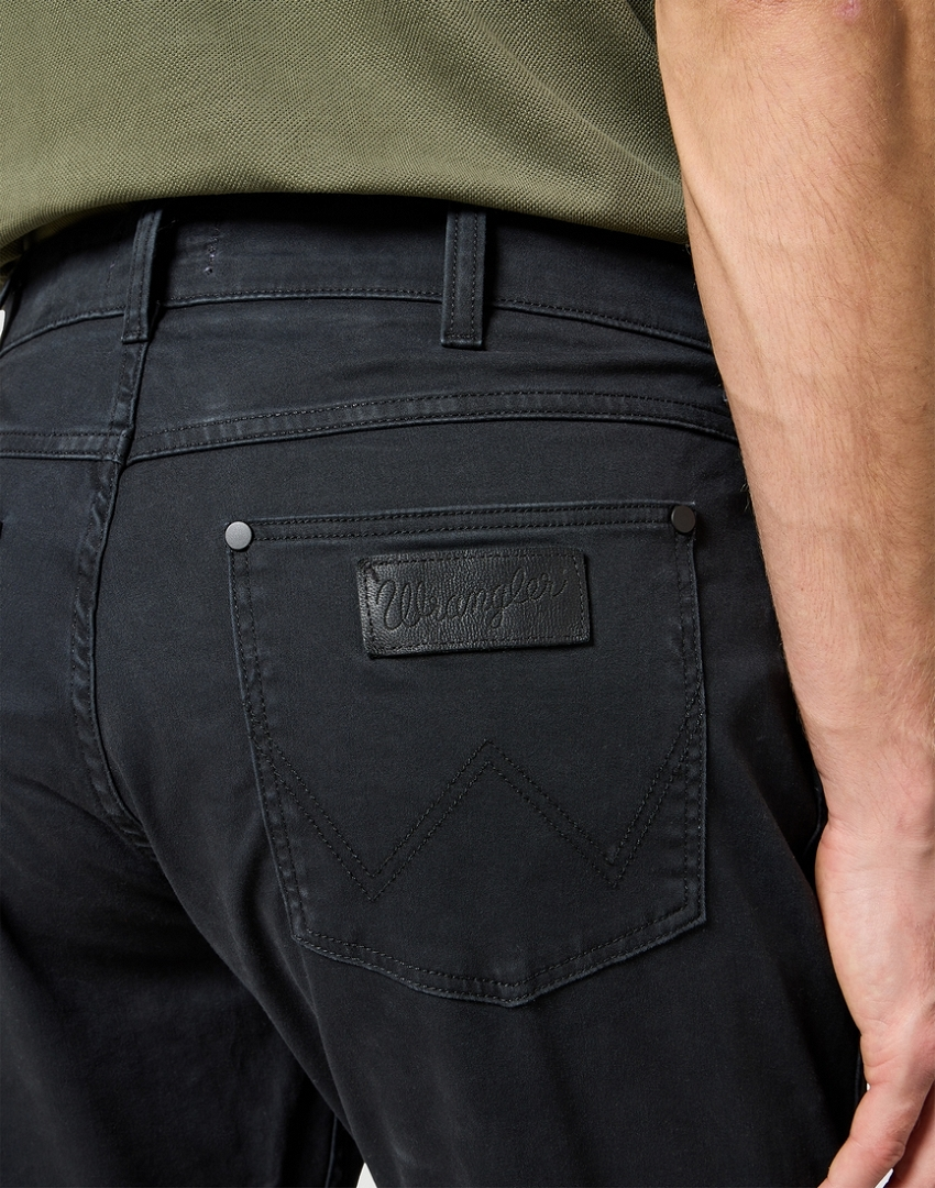 MĘSKIE SPODNIE MATERIAŁOWE WRANGLER GREENSBORO BLACK 112355031