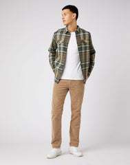 MĘSKIE SPODNIE MATERIAŁOWE WRANGLER GREENSBORO FLAX W15QA2C04 112141185