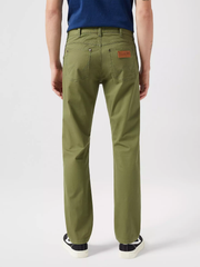 MĘSKIE SPODNIE MATERIAŁOWE WRANGLER GREENSBORO OLIVE 112350800