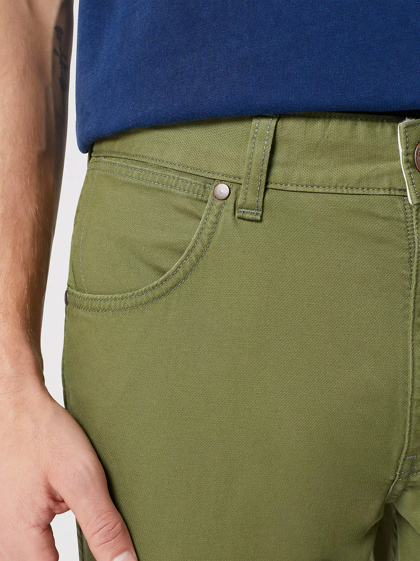 MĘSKIE SPODNIE MATERIAŁOWE WRANGLER GREENSBORO OLIVE 112350800