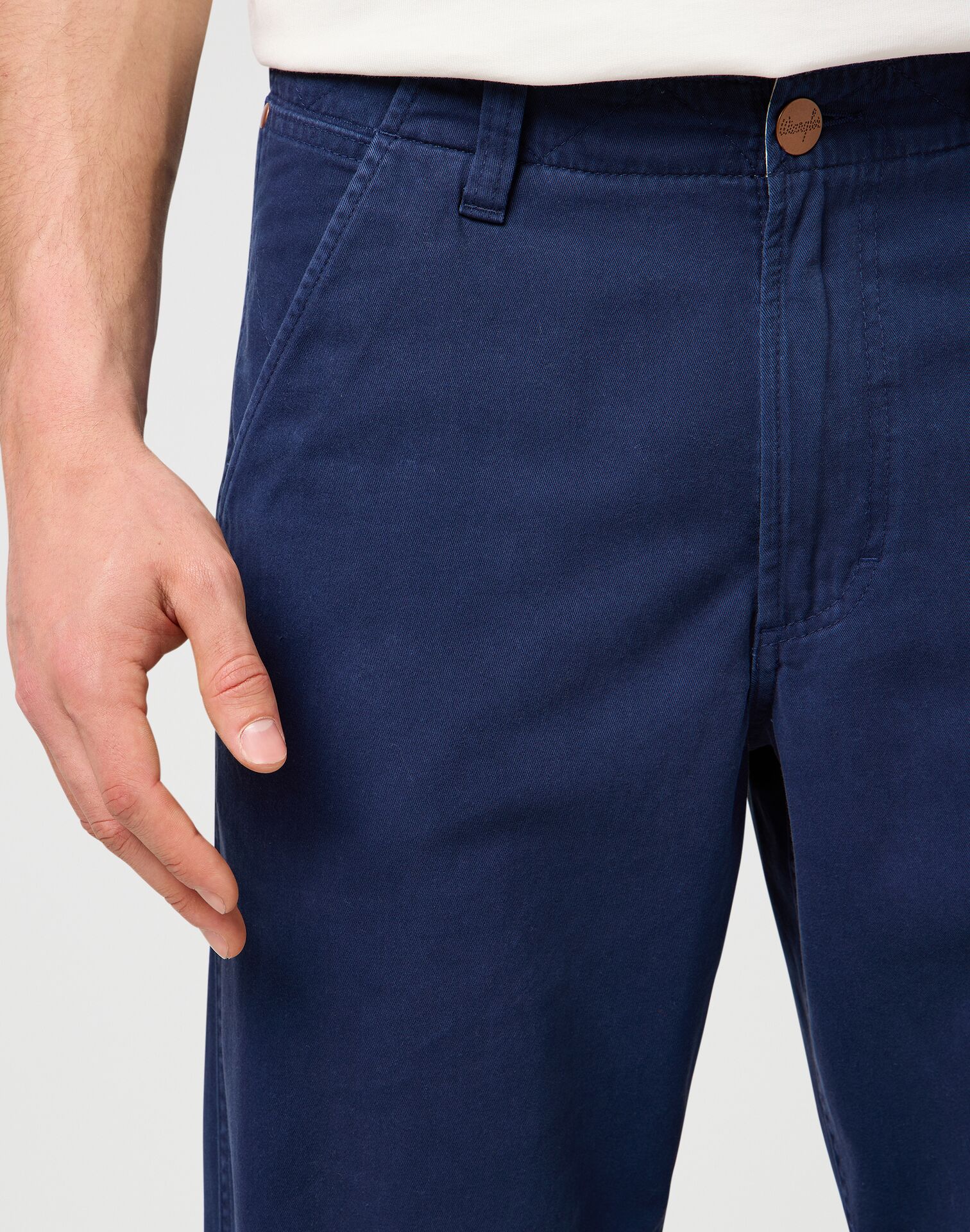 MESKIE SPODNIE MATERIALOWE WRANGLER RELAXED CHINO NAVY 112373190