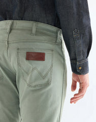 MĘSKIE SPODNIE WRANGLER GREENSBORO AGAVE GREEN 112378469