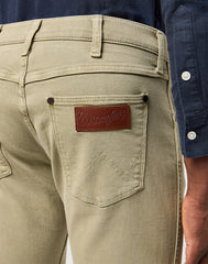MESKIE SPODNIE WRANGLER GREENSBORO DARK TEA 112362437