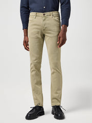 MESKIE SPODNIE WRANGLER GREENSBORO DARK TEA 112362437