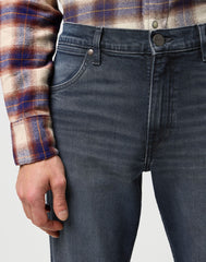 MESKIE SPODNIE  WRANGLER GREENSBORO OCEAN STORM 112370847