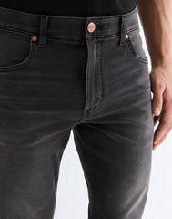 MESKIE SPODNIE WRANGLER GREENSBORO RAVEN ASH 112377796