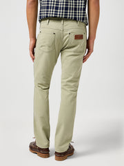 MESKIE SPODNIE WRANGLER GREENSBORO TEA 112362440