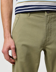 MESKIE SPODNIE  WRANGLER REGULAR CHINO ALOE 112371031