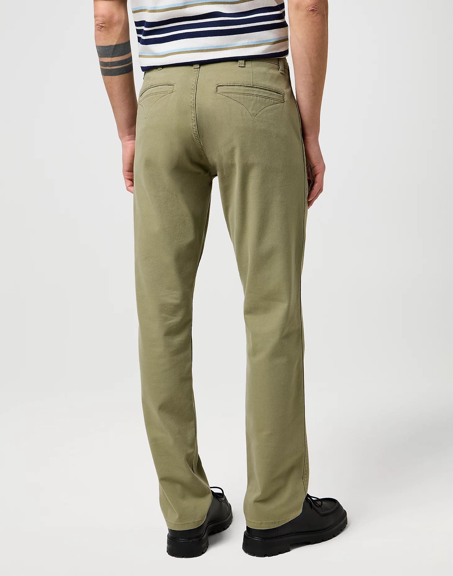 MESKIE SPODNIE  WRANGLER REGULAR CHINO ALOE 112371031