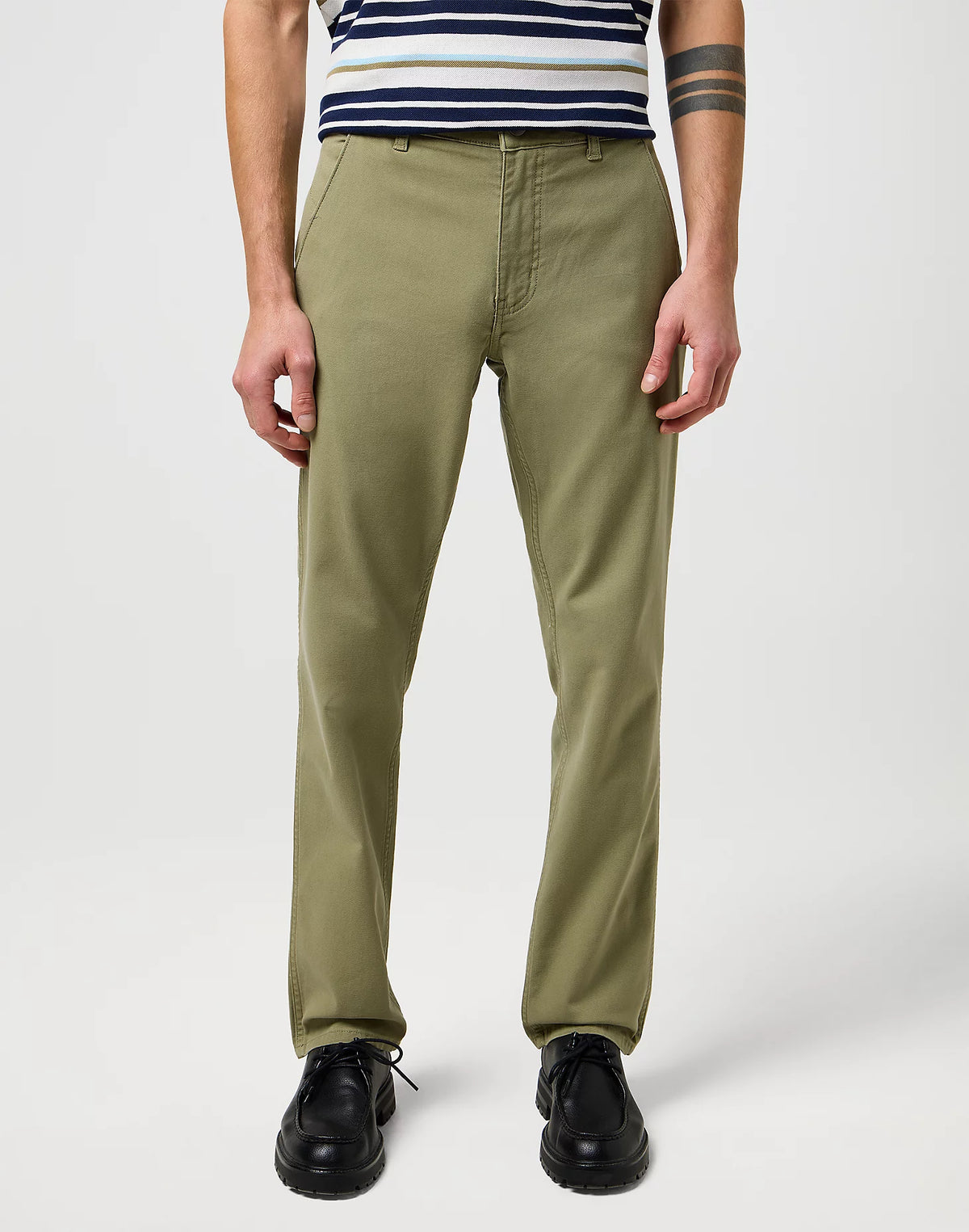MESKIE SPODNIE  WRANGLER REGULAR CHINO ALOE 112371031