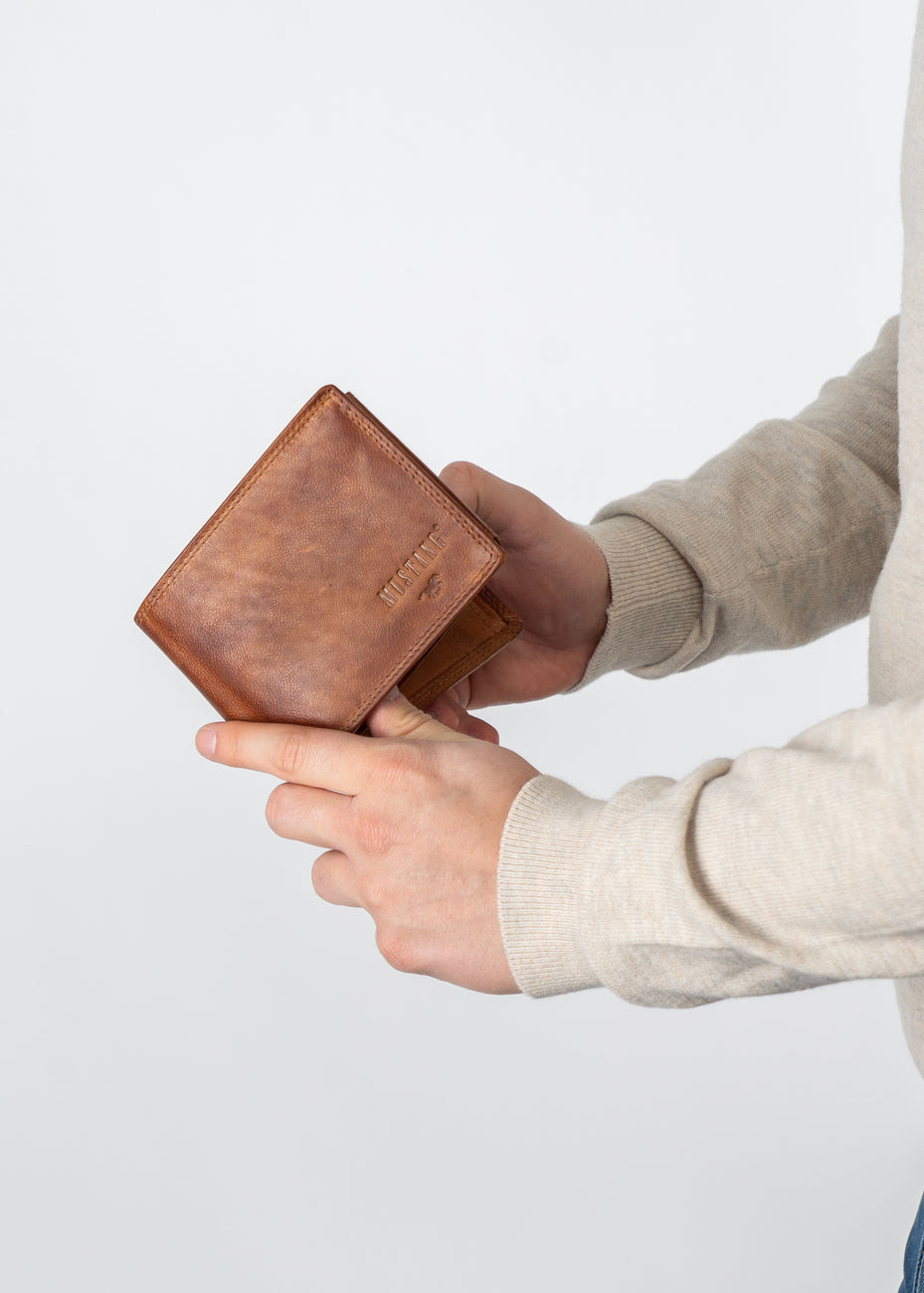 MUSTANG Denimo High Wallet Side Opening With Button MĘSKI SKÓRZANY PORTFEL POJEMNY NA KARTY PREMIUM