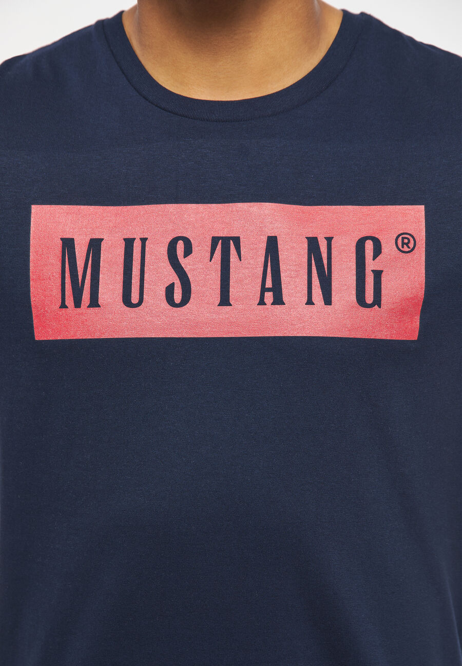 MUSTANG STYLE ALEX C LOGO TEE MĘSKI T-SHIRT KOSZULKA NADRUK LOGO BLUE NIGHTS 1013223 4085