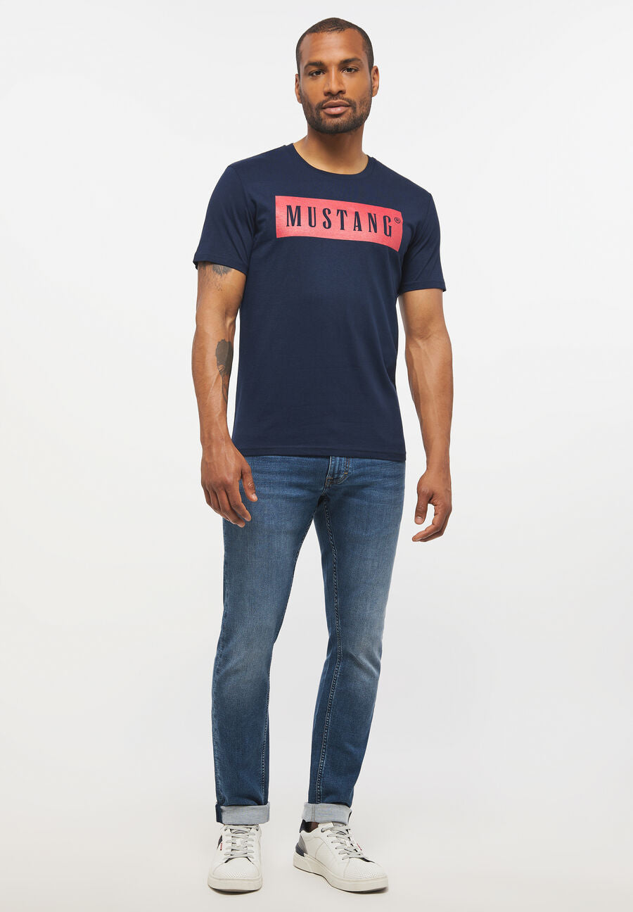 MUSTANG STYLE ALEX C LOGO TEE MĘSKI T-SHIRT KOSZULKA NADRUK LOGO BLUE NIGHTS 1013223 4085