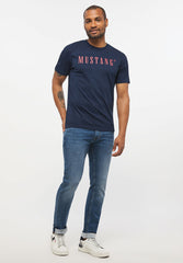 Męski T-Shirt Koszulka Nadruk Mustang Style Alex C Logo Tee Blue Nights 1013221 4085