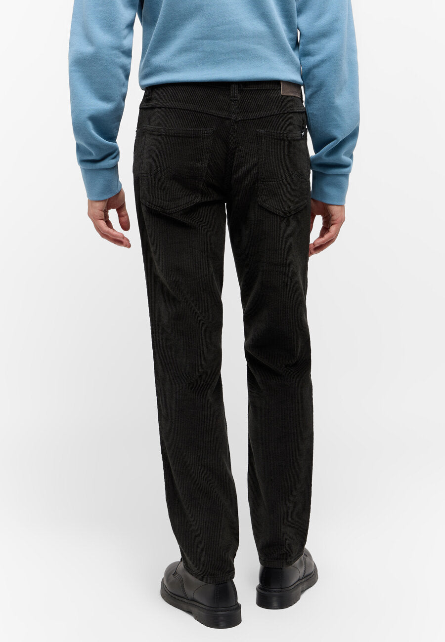 Męskie Spodnie Sztruksowe MUSTANG Tramper Straight S Pirate Black 1015533 4088