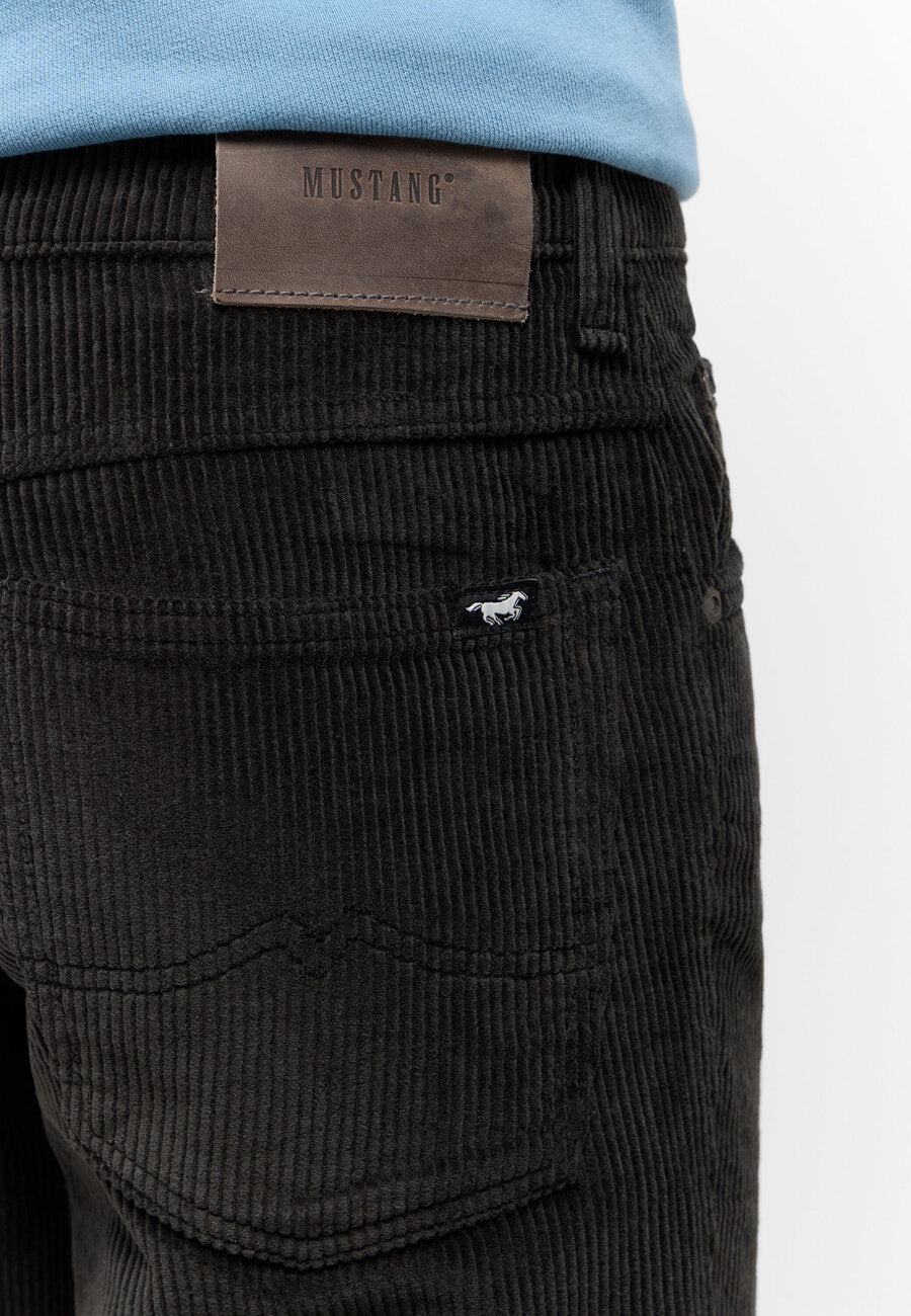 Męskie Spodnie Sztruksowe MUSTANG Tramper Straight S Pirate Black 1015533 4088