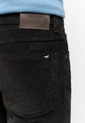 Męskie Spodnie Sztruksowe MUSTANG Tramper Straight S Pirate Black 1015533 4088