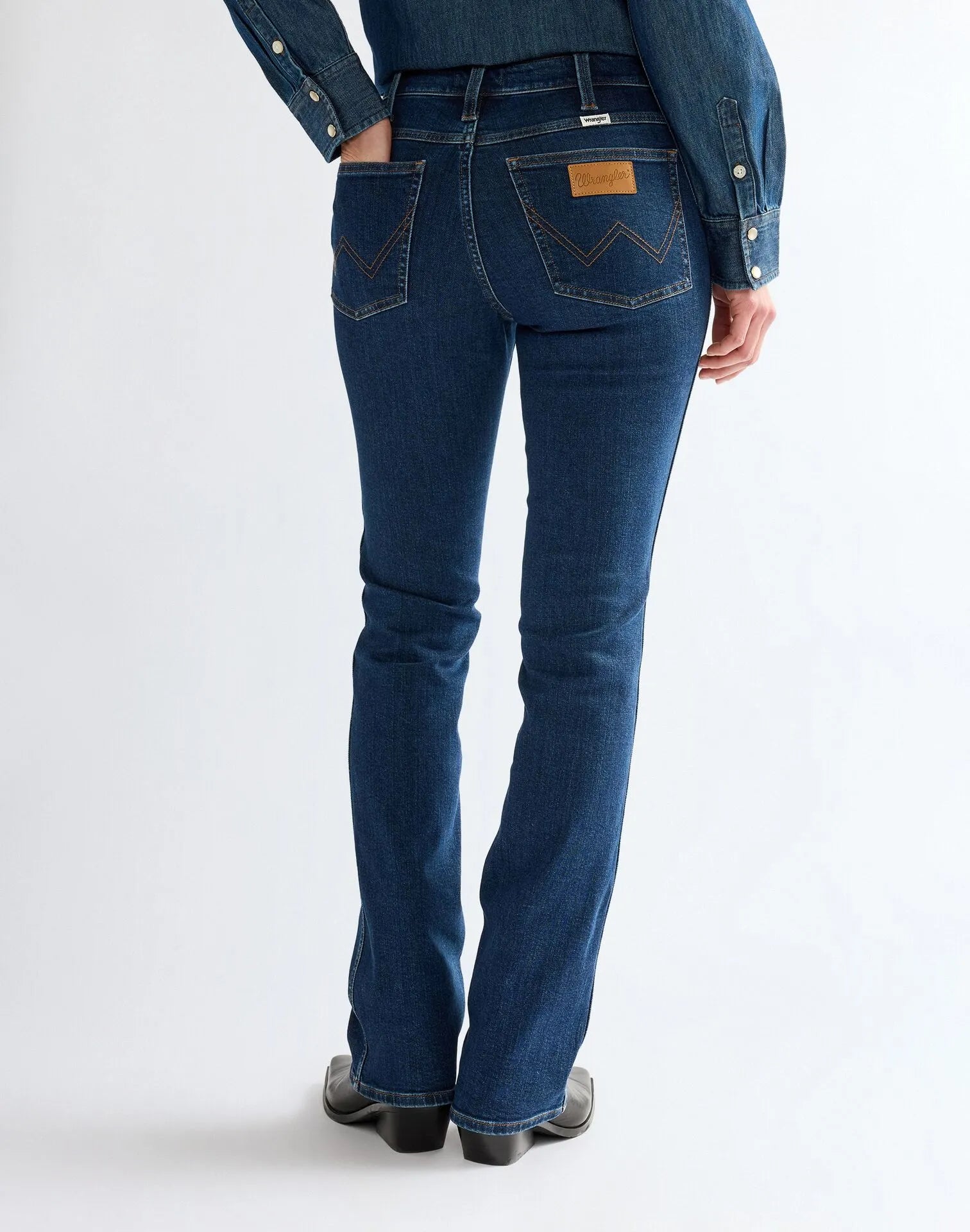 SPODNIE DAMSKIE WRANGLER BOOTCUT OVERCAST 112386731