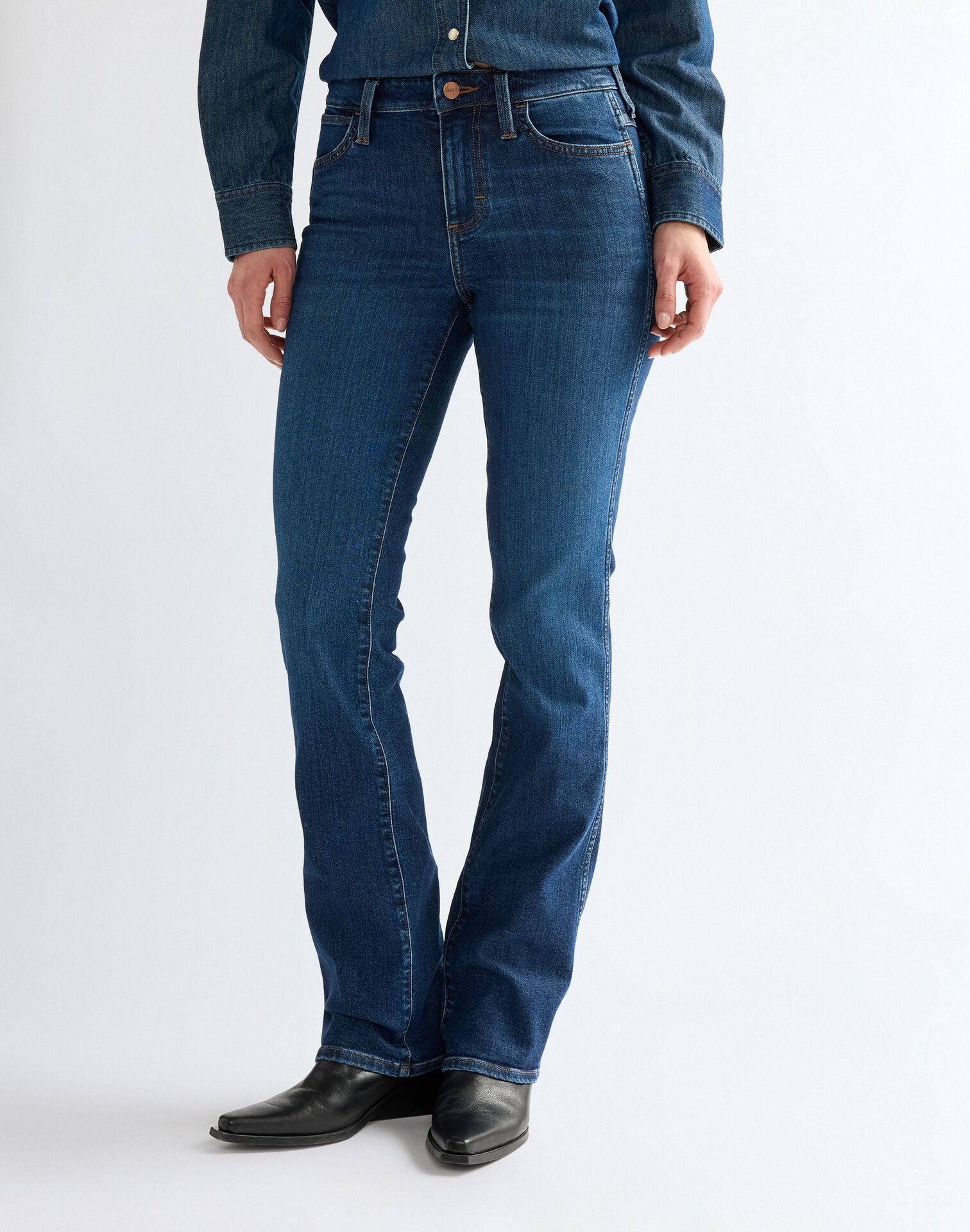 SPODNIE DAMSKIE WRANGLER BOOTCUT OVERCAST 112386731