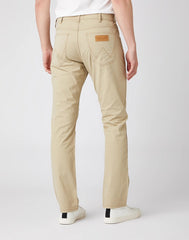 SPODNIE MĘSKIE WRANGLER GREENSBORO TWILL SAND W15QKAC07 112141193