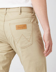 SPODNIE MĘSKIE WRANGLER GREENSBORO TWILL SAND W15QKAC07 112141193