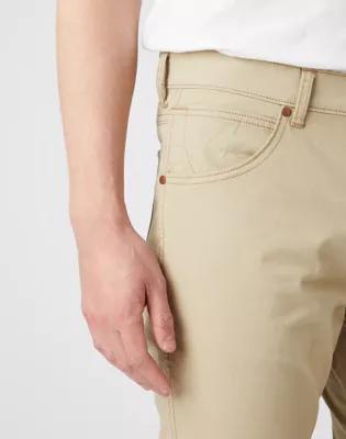 SPODNIE MĘSKIE WRANGLER GREENSBORO TWILL SAND W15QKAC07 112141193