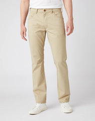 SPODNIE MĘSKIE WRANGLER GREENSBORO TWILL SAND W15QKAC07 112141193